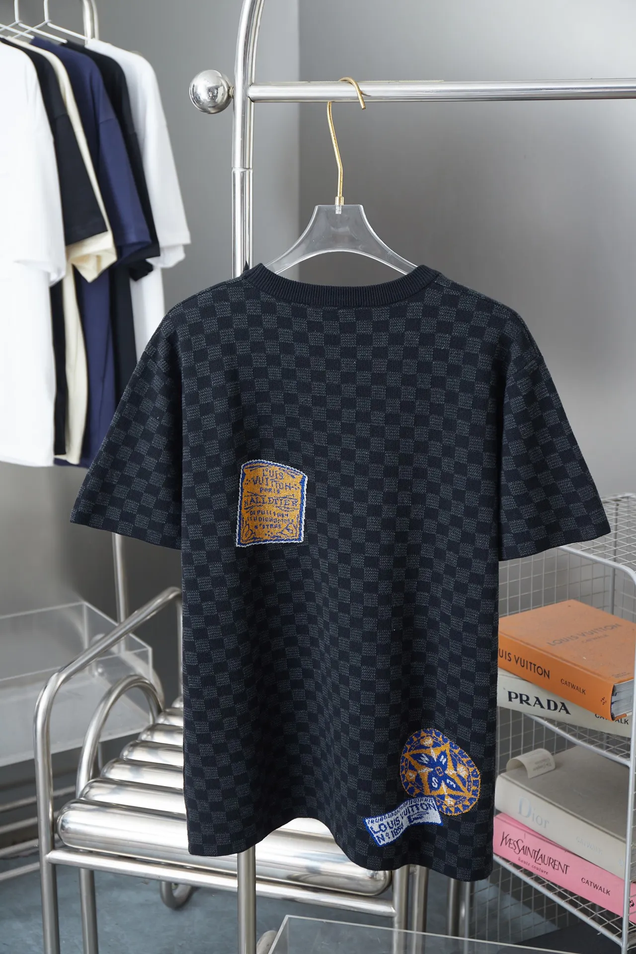 🅿️280 LV Louis 25ss spring and summer new style LV knitted short-sleeved light luxury essential item for daily commuting for men and women Correct version Welcome to compare Detailed features · High-viscosity cotton material, high count cotton added, dry and avoid stuffiness · Imported machine jacquard Damier pattern · Original main mark washed tag brand moisture-proof paper packaging Color: black Size: S/M/L/XL